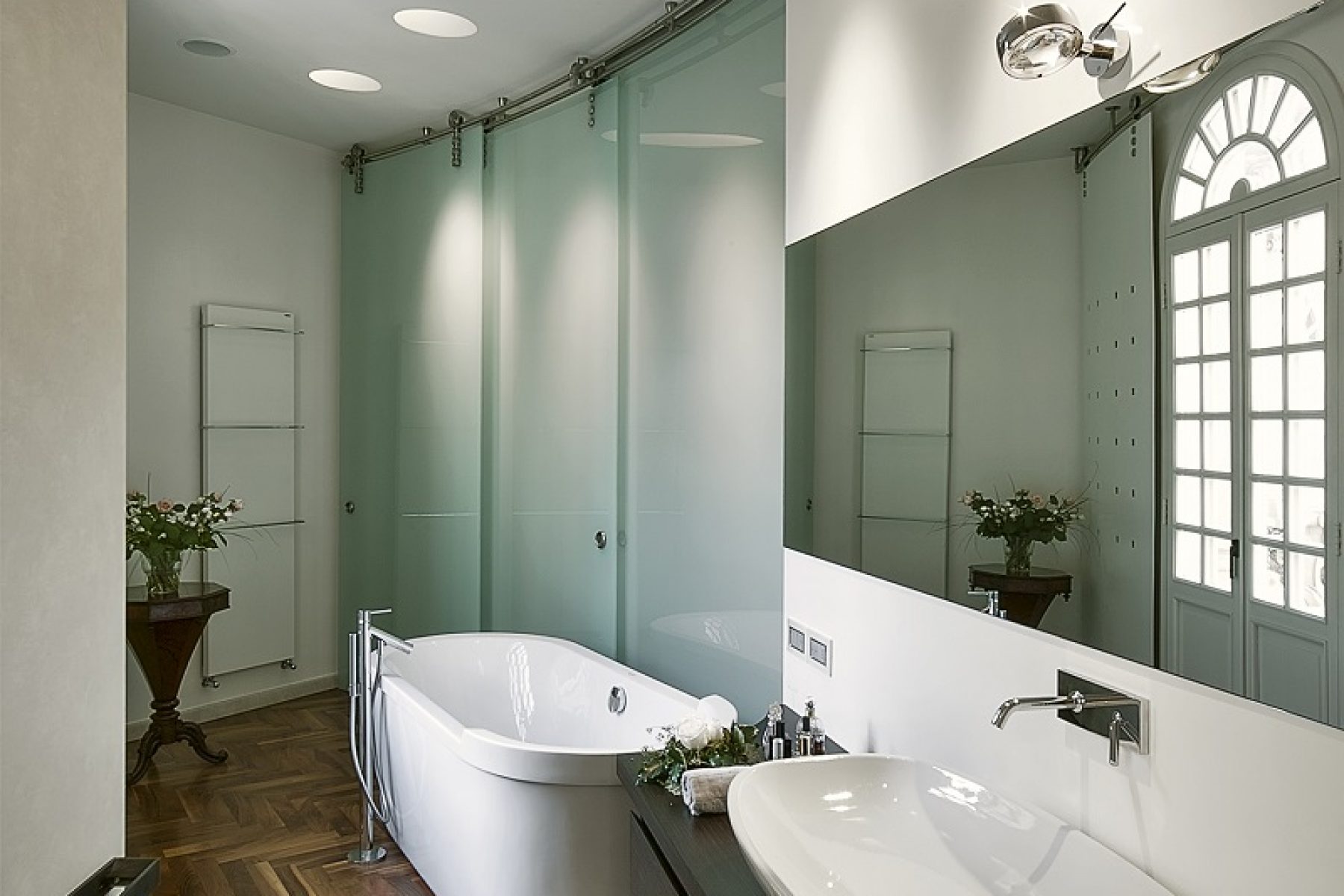 interiors-of-the-bathroom-in-a-modern-apartment-X2GUGQP.jpg